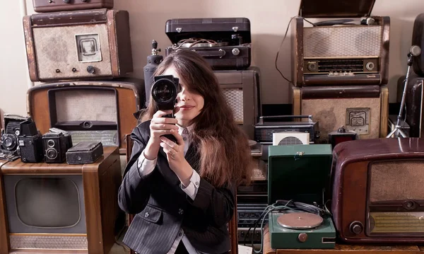 Flicka med kameran i antikaffär — Stockfoto
