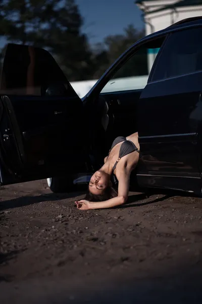 Ölü kadın arabada — Stok fotoğraf