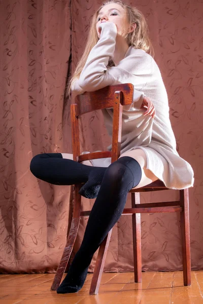 Skönhet blyg flicka i ull cardigan — Stockfoto