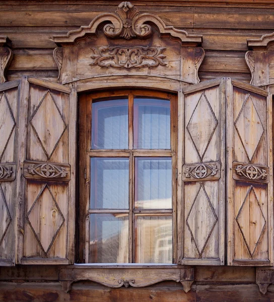 Oude houten huis in de stad Irkoetsk — Stockfoto