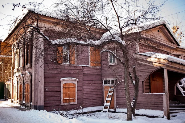 이르쿠츠크 시에서 오래 된 목조 주택 — 스톡 사진