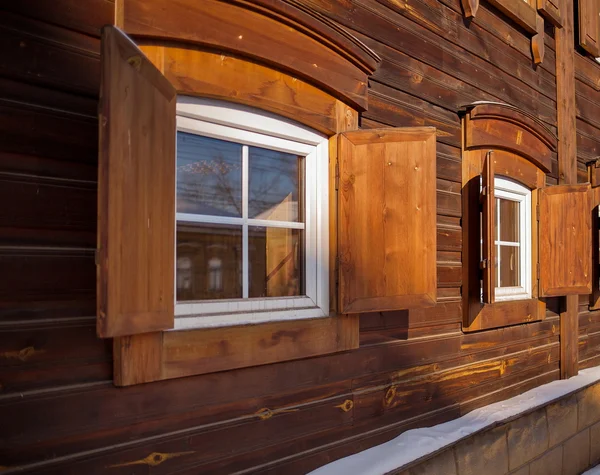 Irkutsk kentin eski ahşap ev — Stok fotoğraf