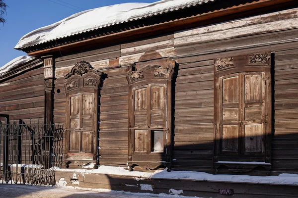 Vieille maison en bois dans la ville d'Irkoutsk — Photo