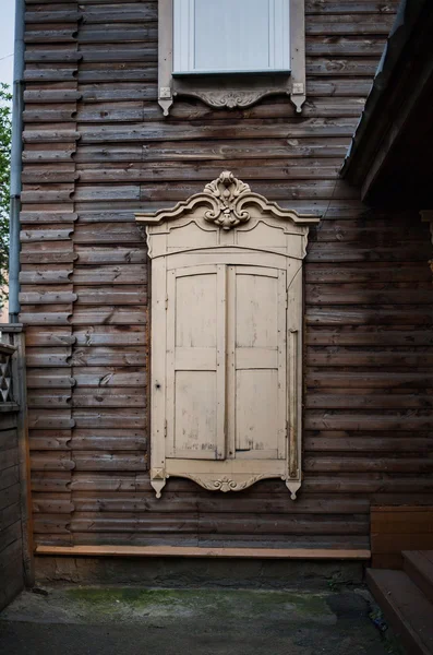 Antigua casa de madera en la ciudad de Irkutsk —  Fotos de Stock