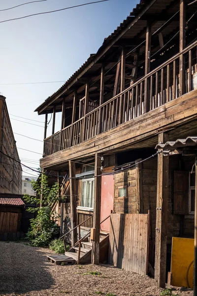 Starý dřevěný dům v městě irkutsk — Stock fotografie