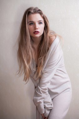 büyük bir elbise güzellik modeliyle.