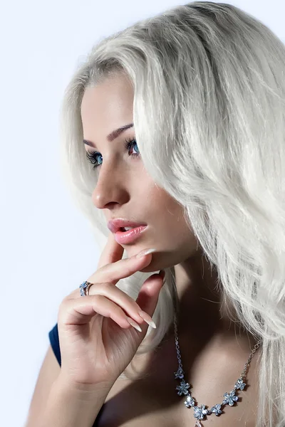 Portrait of young woman — Stock Photo, Image