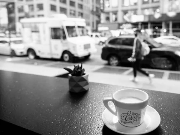 在城市的咖啡馆里喝拿铁咖啡 — 图库照片