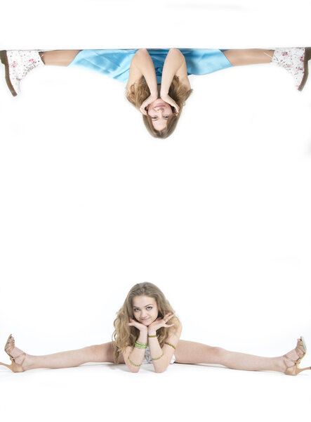 Две красивые улыбающиеся девушки
.