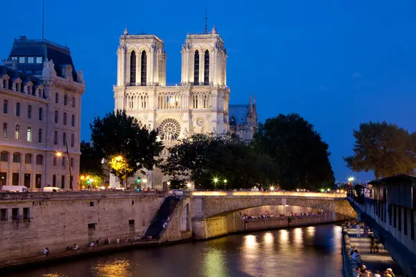 Catedral de Notre Dame y el río Sena por la noche — Foto de Stock