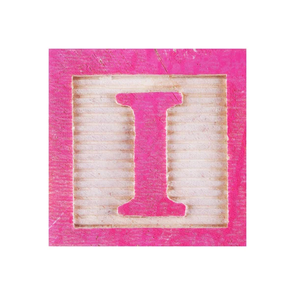 Літера I дитячий дерев'яний блок на білому з відсічним контуром — стокове фото