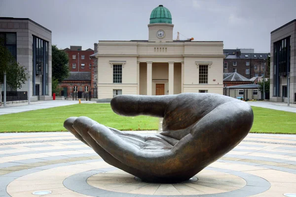 Desejando escultura de mão em Dublin, República da Irlanda — Fotografia de Stock