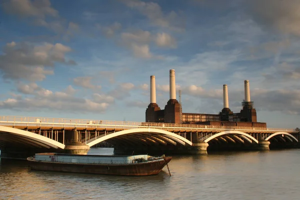 Fiume Tamigi con chiatta Grosvenor Rail Bridge e centrale elettrica di Battersea — Foto Stock