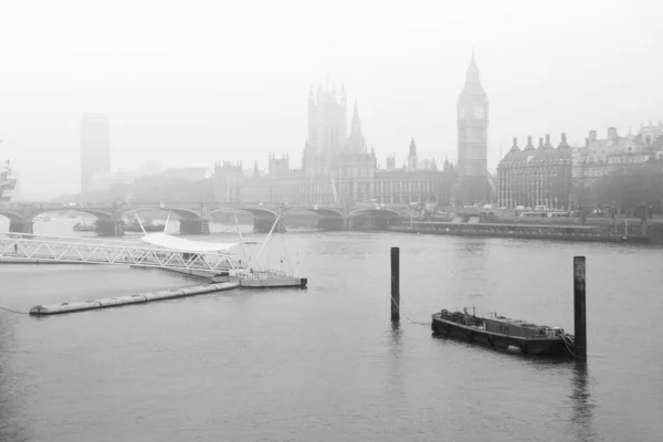 Immagine in bianco e nero di nebbia che scende sul Tamigi con il Parlamento — Foto Stock