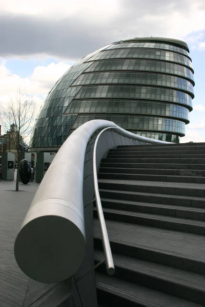 Escadas que levam ao edifício da Assembleia de Londres — Fotografia de Stock