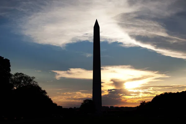 Washington Anıtı dramatik bir gökyüzüne karşı siluetlendi — Stok fotoğraf