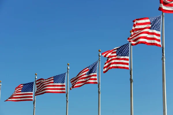 Washington Anıtı 'ndaki ABD Bayrakları rüzgarda dalgalanıyor — Stok fotoğraf
