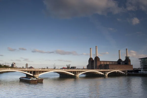 Thames River Grosvenor Rail Bridge Battersea Power Station céu azul nuvens brancas — Fotografia de Stock