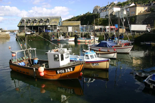 Mevagissey Cornwall England with mackerel fishing boats in the harbour — Stock Photo, Image