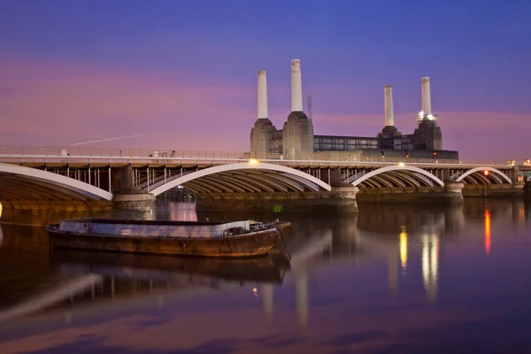 Cena noturna da Usina Elétrica Battersea do rio Tâmisa e ponte ferroviária — Fotografia de Stock