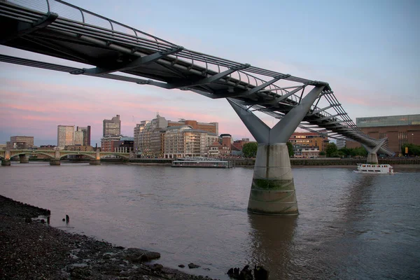River Thames e il Millennium Bridge al tramonto Londra Regno Unito — Foto Stock