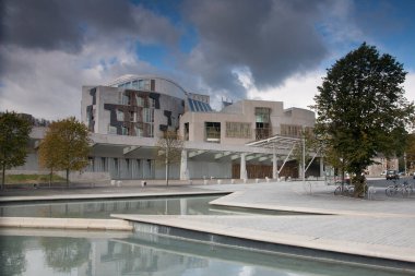 Edinburgh 'daki İskoç Parlamentosu' na fırtına bulutlarıyla yansıyan göller.