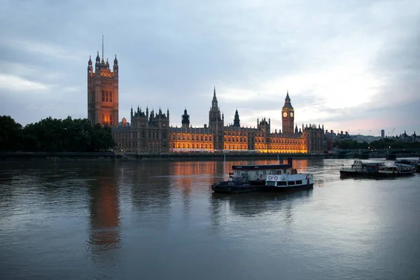 Fiume Tamigi barche e Parlamento al crepuscolo — Foto Stock