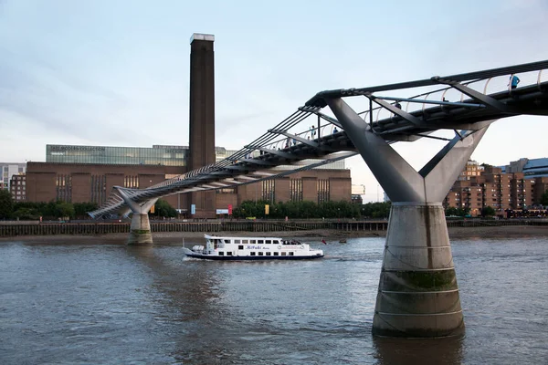 Fiume Tamigi con barca turistica e Millennium Bridge e Tate Modern — Foto Stock