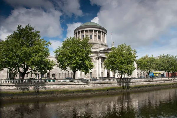 O rio Liffey em Dublin com o Edifício Four Courts — Fotografia de Stock