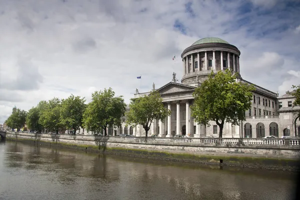 Four Courts Building on the river Liffey in Dublin Irlanda — Fotografia de Stock