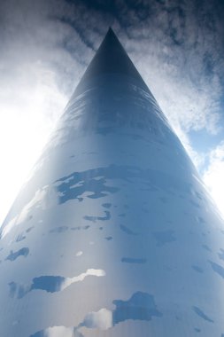 Bulutların ve gökyüzünün yansımasıyla Dublin 'in Mihrabı