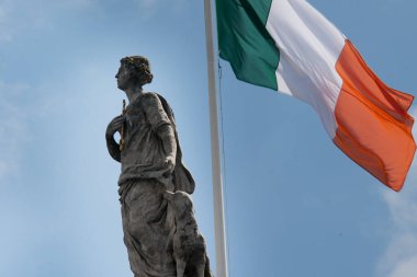Köpekli Fidelity Heykeli ve Dublin İrlanda 'daki GPO' nun üç renkli İrlanda heykeli.