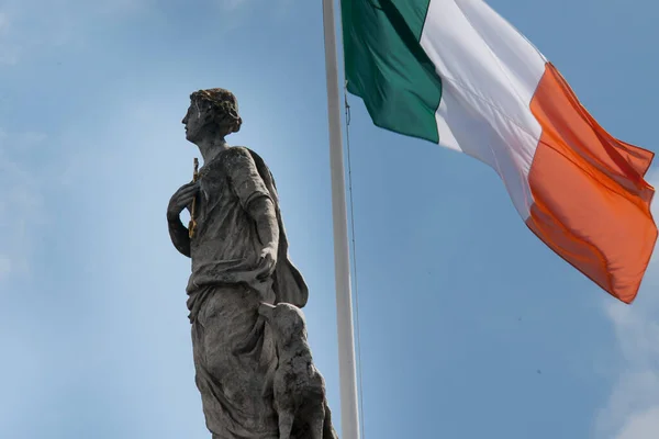 Estatua de Fidelidad con el perro y el tricolor irlandés en el GPO de Dublín Irlanda — Foto de Stock
