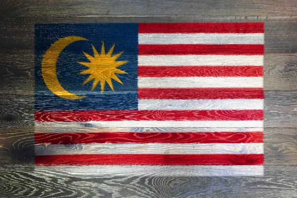 Malaysia flagga på rustika gamla trä yta bakgrund månen stjärna röd vita ränder — Stockfoto