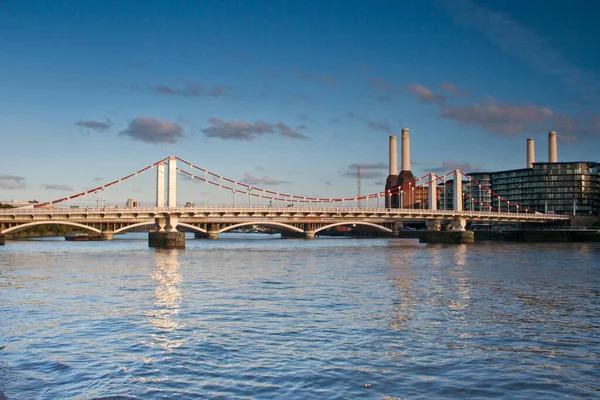 River Thames Grosvenor Ponte ferroviario e Battersea Power Station nuvole di cielo blu — Foto Stock