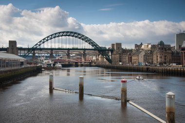 Newcastle 'da Tyne Nehri ve üç köprü