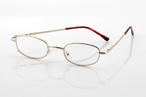 Lectura de gafas sobre fondo blanco con sombra y enfoque diferencial —  Fotos de Stock