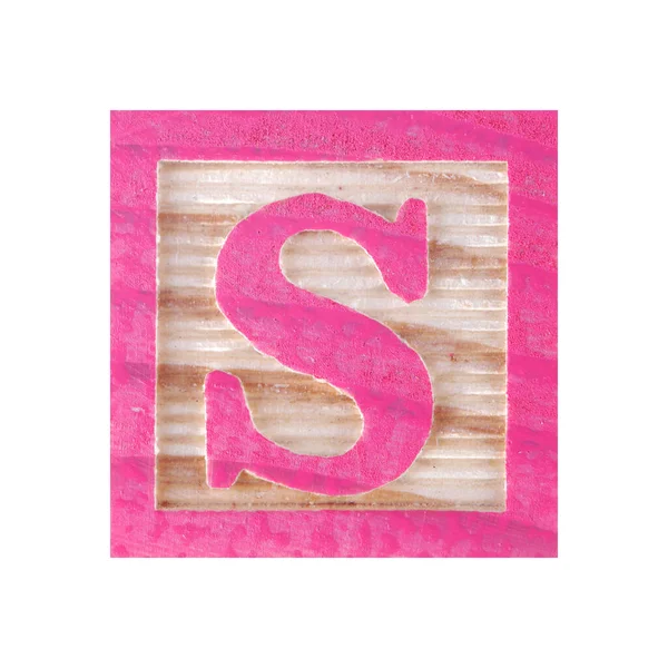 Літера S дитячий дерев'яний блок на білому з відсічним контуром — стокове фото