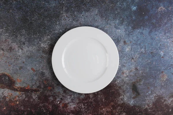 White dinner plate on a marble surface —  Fotos de Stock