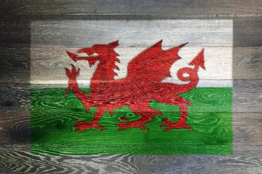 Köhne ahşap zemin üzerinde bir Galler bayrağı