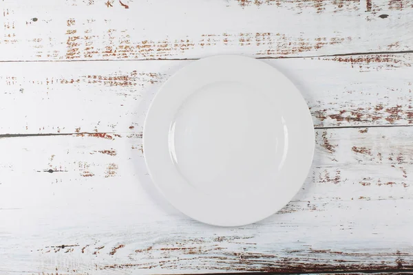 Ένα Ρουστίκ Λευκό Ξύλινο Τραπέζι Πιάτο Δείπνο — Φωτογραφία Αρχείου