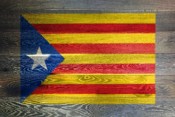 Uma Bandeira Independência Catalunha Rústico Velho Madeira Superfície Fundo Vermelho — Fotografia de Stock