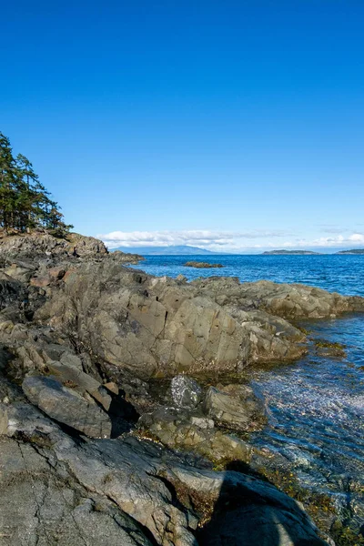 Felsige Küste des Moorecroft Regional Park, Straße von Georgia, Vancouver Island — Stockfoto