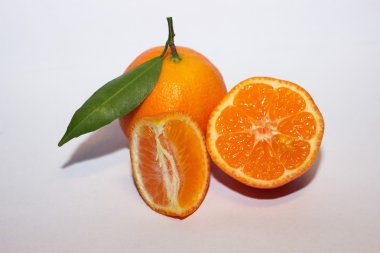 yeşil yaprak beyaz zemin üzerine izole portakal mandalina