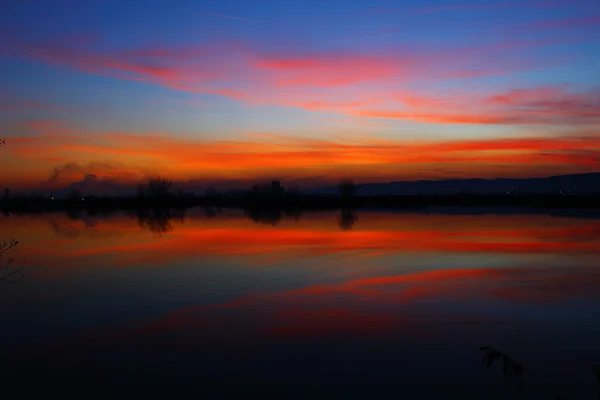 Захід сонця на озері . — стокове фото