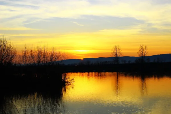 Puesta de sol en el lago. Imagen De Stock
