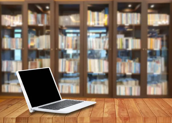 Laptop Drewnianej Podłodze Bibliotece — Zdjęcie stockowe