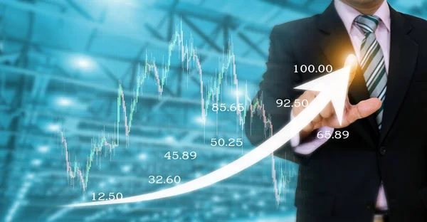 Podnikatel Analyzuje Data Pomocí Šipkového Grafu Pro Zvýšení Zisku Prodeje — Stock fotografie