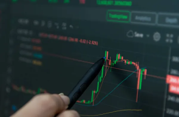 Hand Houden Van Een Pen Financiële Grafieken Analyseren Een Computer — Stockfoto