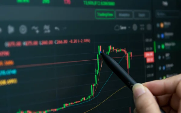 Hand Houden Van Een Pen Financiële Grafieken Analyseren Een Computer — Stockfoto